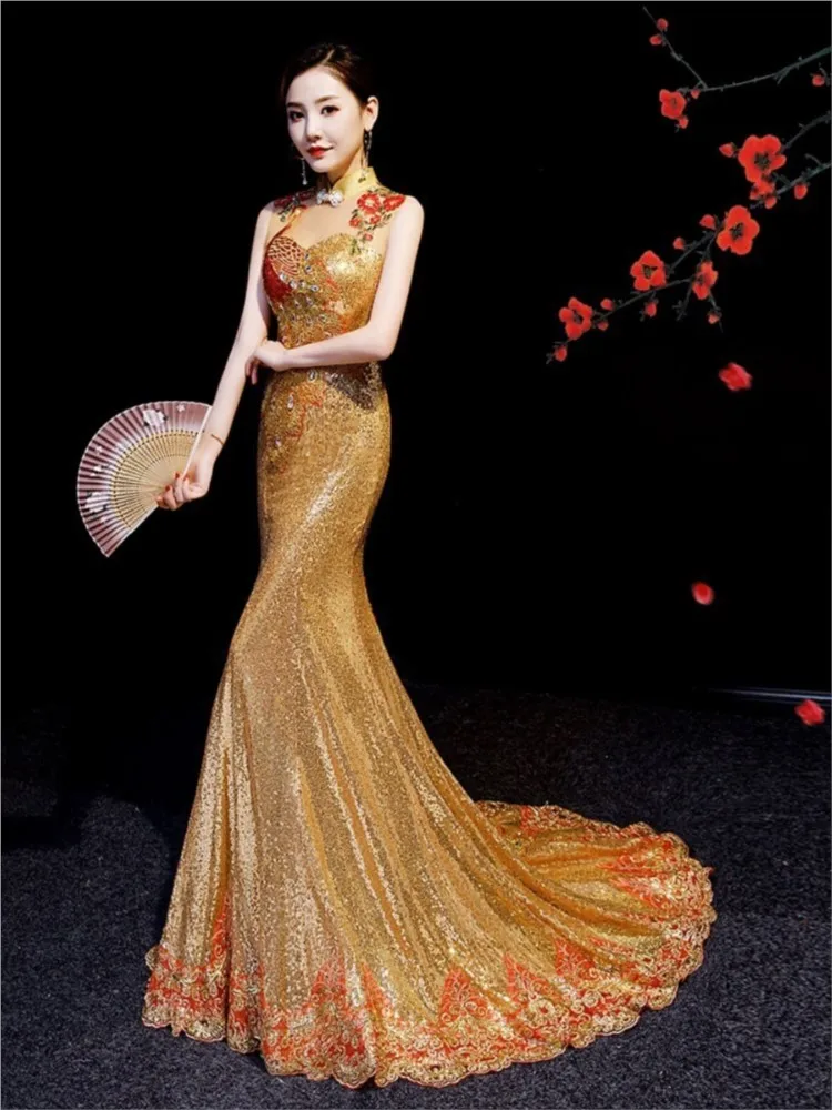 Ziyuanxuan wore a grand golden sequined dress for catwalk show and banquet