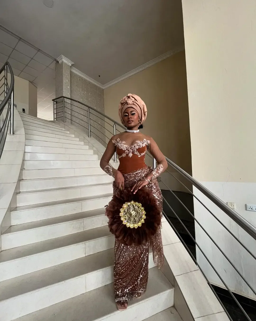 فستان حفلة موسيقية من الدانتيل البني الأفريقي مقاس كبير 2025 شفاف بأكمام طويلة وحفلات الزفاف النيجيرية وحفلات استقبال Aso Ebi التقليدية فستان رسمي