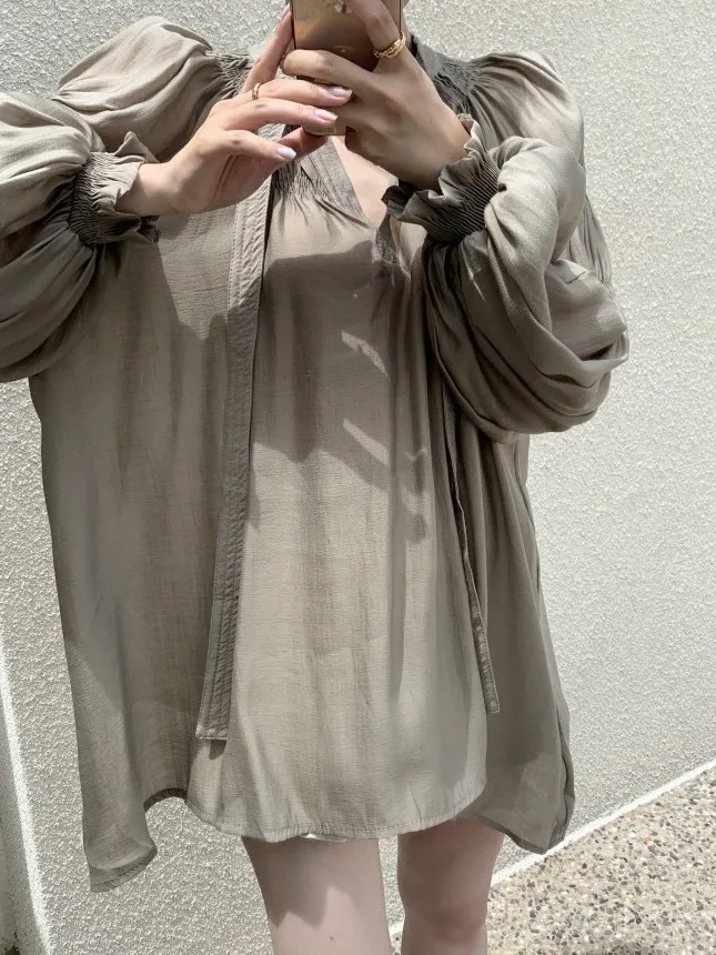 

Chic Summer Loose Long Sve V-Ne Women's Sun Protection irt with Sa Design And Pleats Versatile for Various Ocns