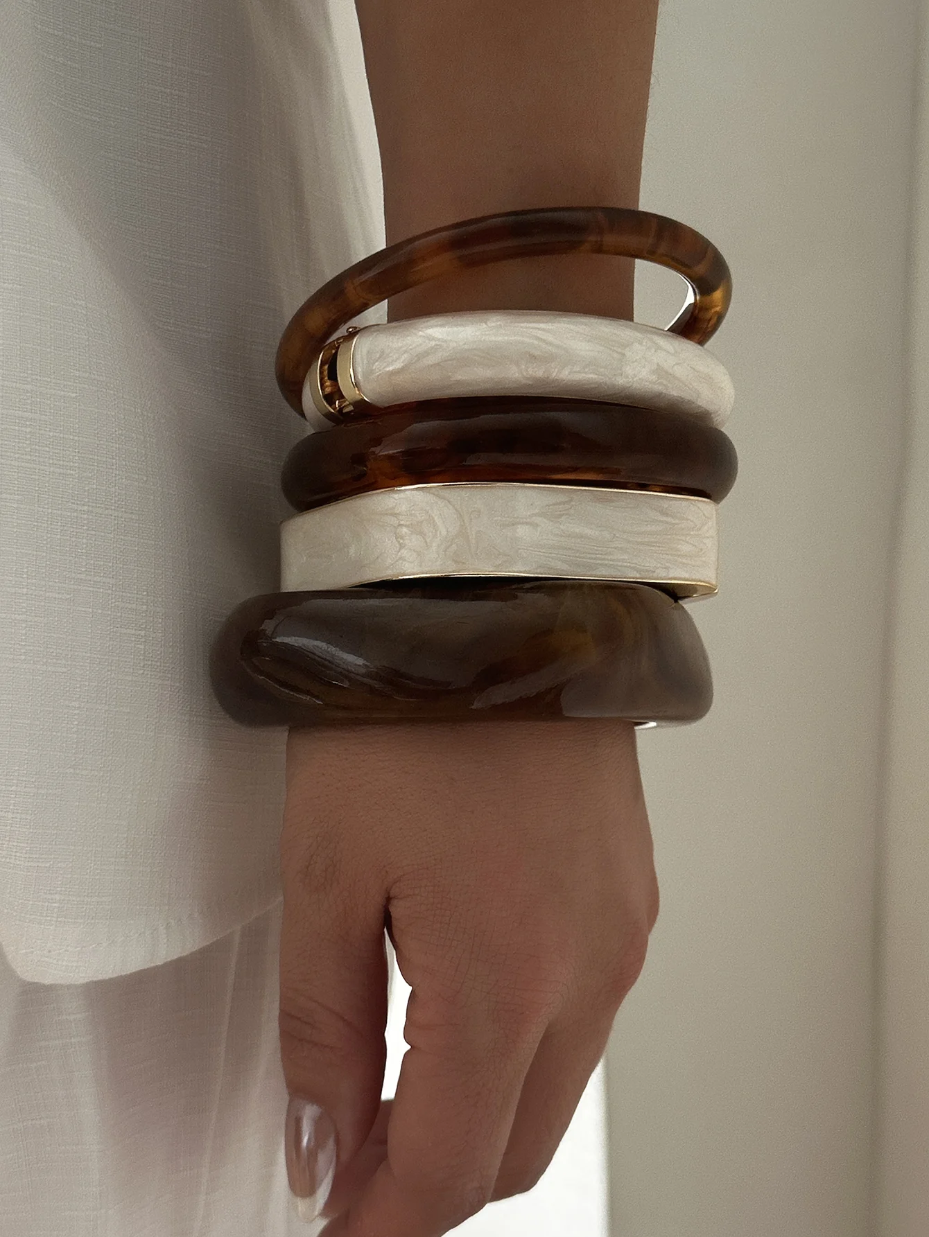 Vintage Punk Braune Dicke Harz-Acryl-Armreifen für Damen, Unregelmäßige Geometrische Breite Manschetten-Armreifen, 2026 Modeschmuck Geschenk – Detail 4