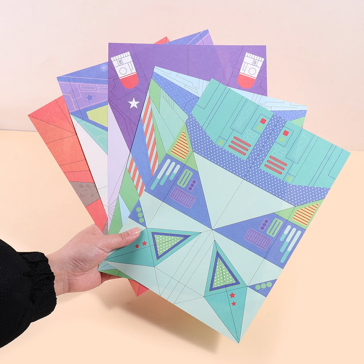 مجموعة من 36 رسمًا توضيحية لطائرة اوريغامي ملونة، تستخدم لإنشاء طائرات ورقية ثلاثية الأبعاد مختلفة (مع دليل تعليمات)