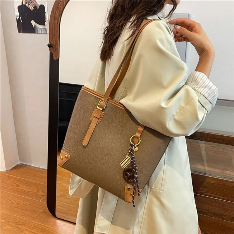 

Modish Women's Tote Bag Made Of Marten-Print Leather With Trendy Podgorica Elegant Lightweight Daily Style​