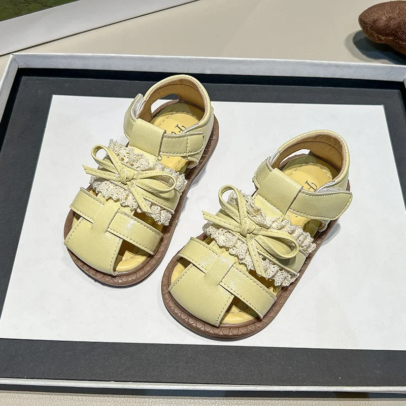 

2025 детские кожаные сандалии в клетку для девочек, летние нескользящие пляжные туфли принцессы с милым бантом для малышей, элегантные вечерние свадебные туфли