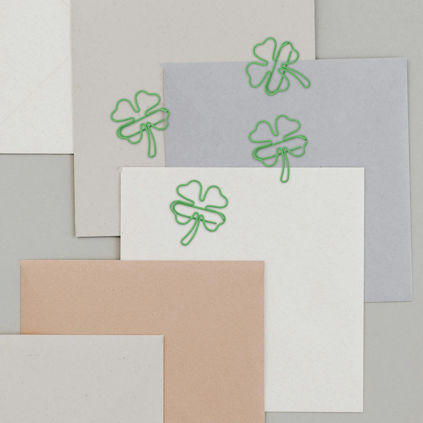 

20pcs Four Leaf Clover Paper Clips Cute Shamrock Metal Bookmarks for Office Desk Crafts Greenery Theme Accessories