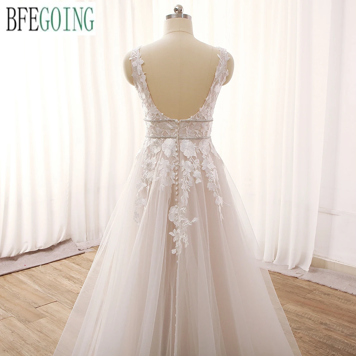 Lace Tulle A-Line Wedding Dresses Chapel Train Customized V-Neck Floor-Length Appliques Sleeveless Bridal Gowns