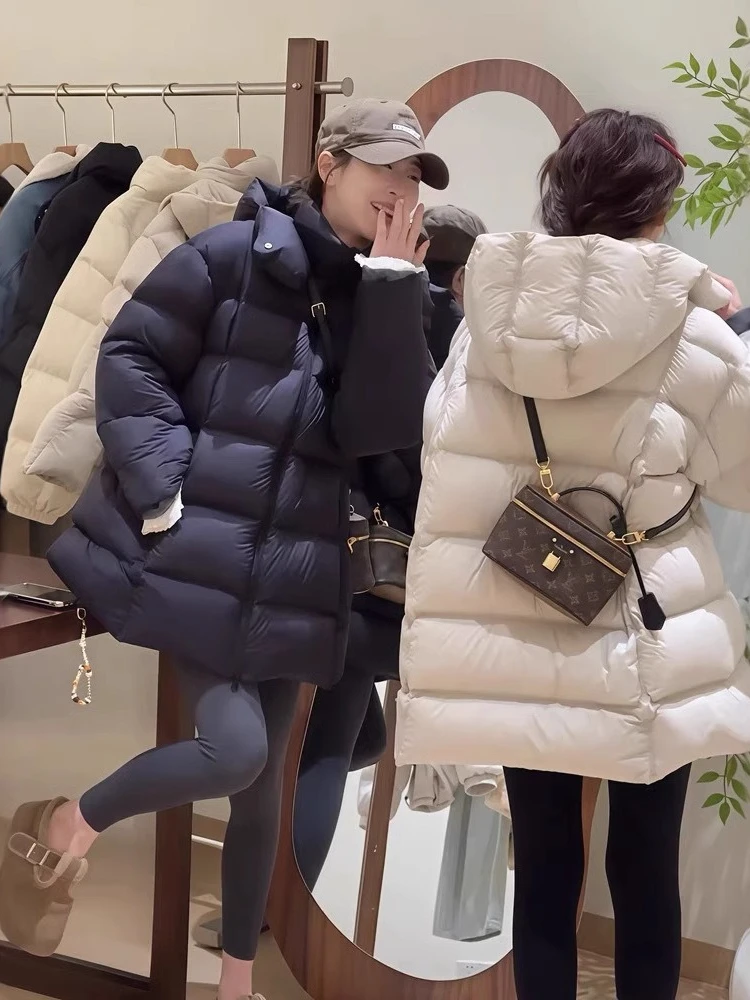 سترة نسائية فاخرة سميكة 90% معطف منتفخ على شكل بطة بيضاء موضة شتوية بقلنسوة كبيرة الحجم دافئة متوسطة الطول سترات خارجية