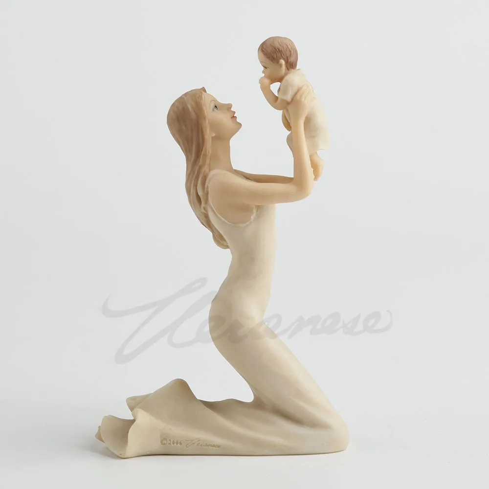 Kneeling Mother Lifting Up Baby Resin Figurine Warm Motherly Love Statue Cream White Family Sculpture Home Tabletop Decor Gift