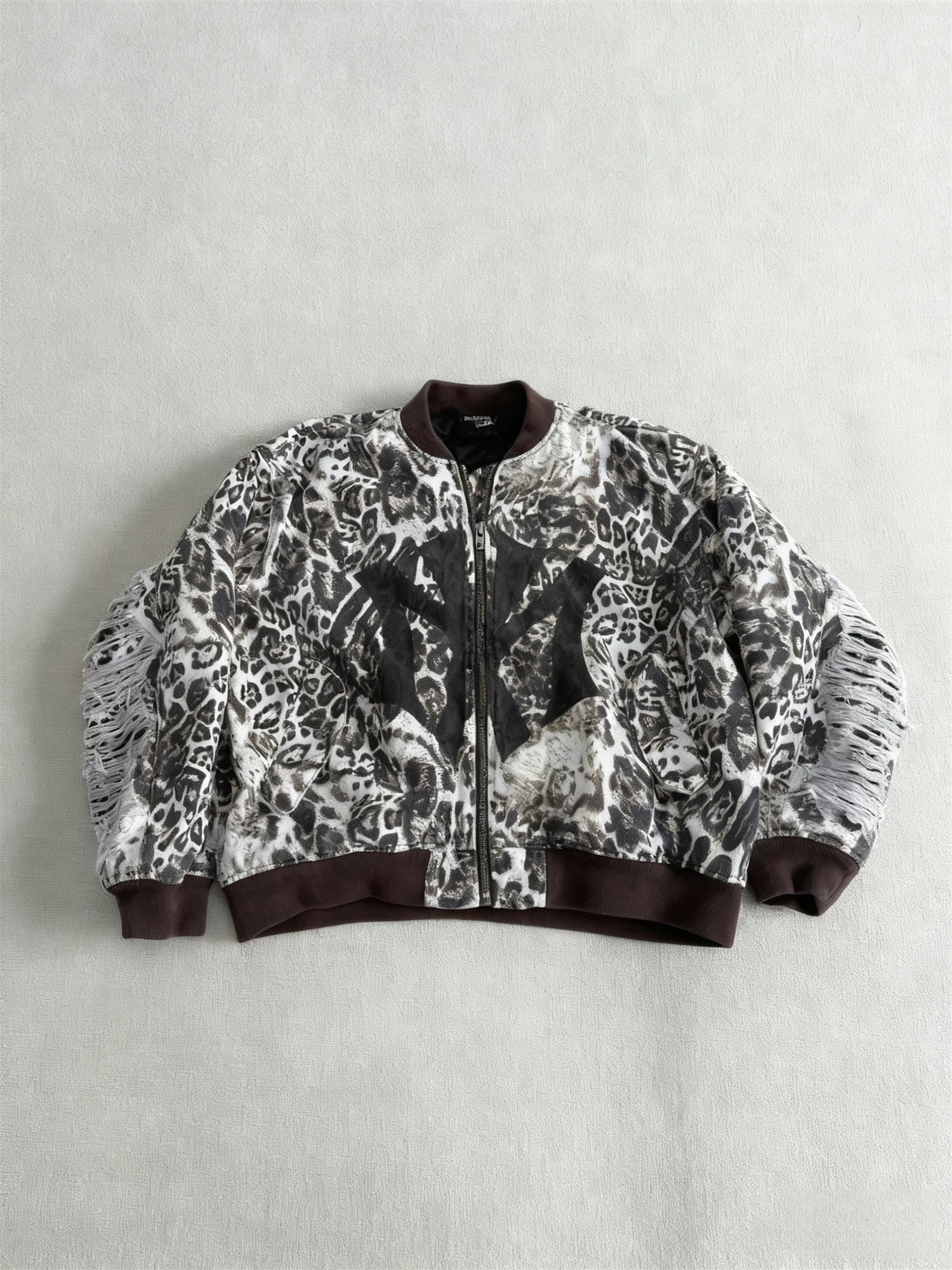 

Куртка Mowa Heavyweight на молнии, в американском стиле, с бейсбольным воротником, с потертостями по низу, хлопковая, с леопардовым принтом, с бахромой, на бейсбольной застежке