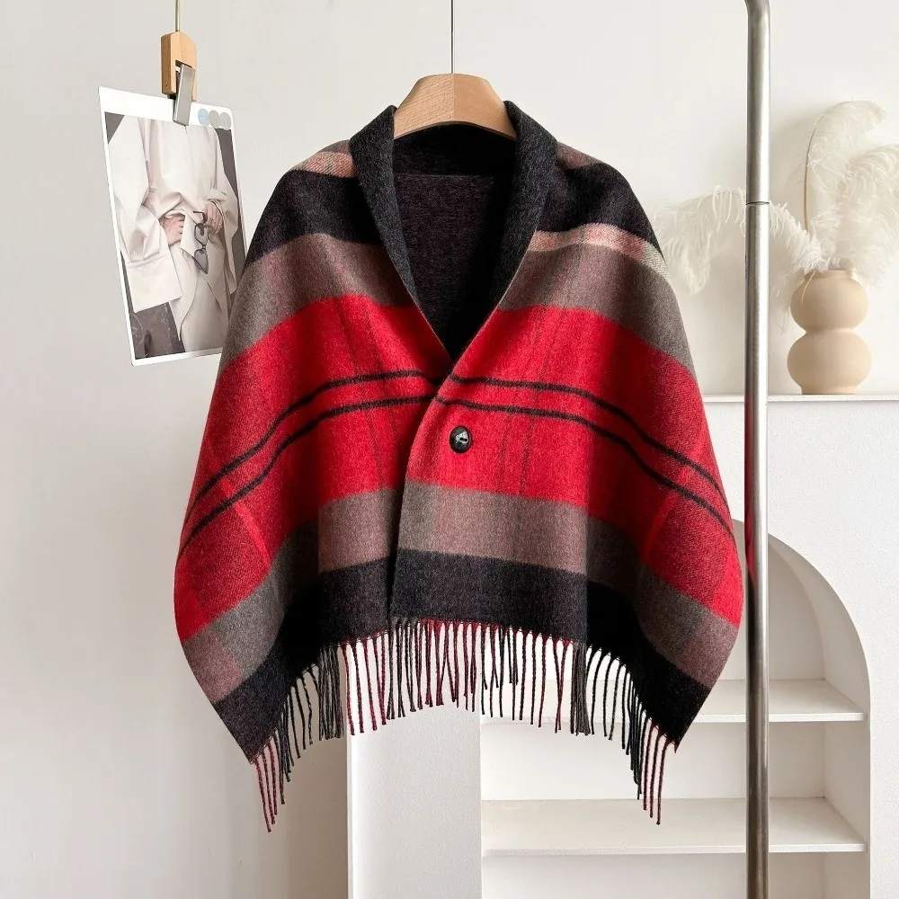 Multifunktionaler doppelseitiger Plaid-Poncho-Schal aus Kunstwolle mit Quastenbesatz, dicke Strickdecke mit Knopfverschluss – Detail 5