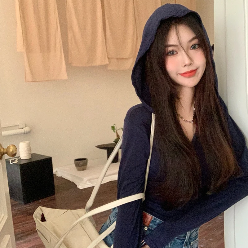 2025 Autumn New Style Hooded Short T-shirt Women's Slim Fit Top Design Niche Age-reducing Bottoming Shirt