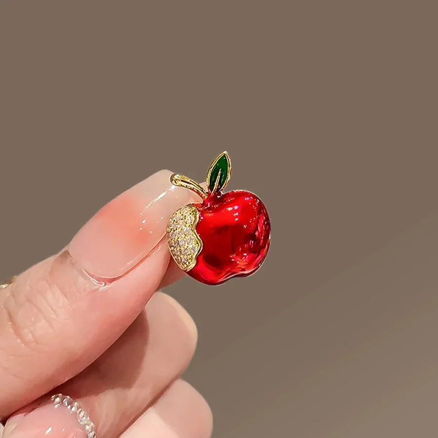 1 قطعة بروش التفاح لطيف للنساء الرجال رائعة دبابيس فاكهة التفاح العصرية اكسسوارات حفلة الصيف هدايا العيد 2025