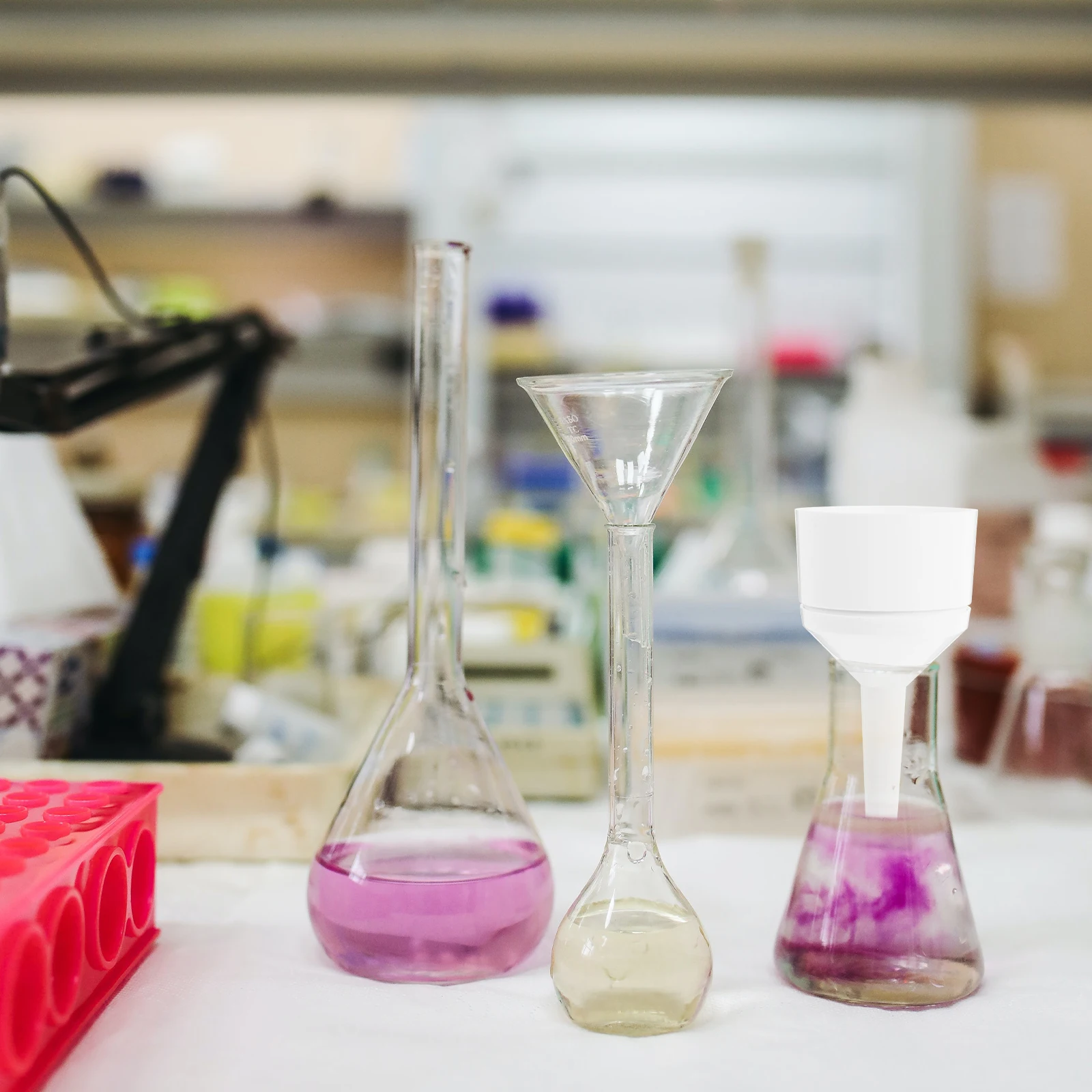 Fotografia 6: Funil Buchner de Plástico 100mm Resistente a Ácidos e Álcalis para Filtração a Vácuo em Experimentos de Química e Uso Laboratorial