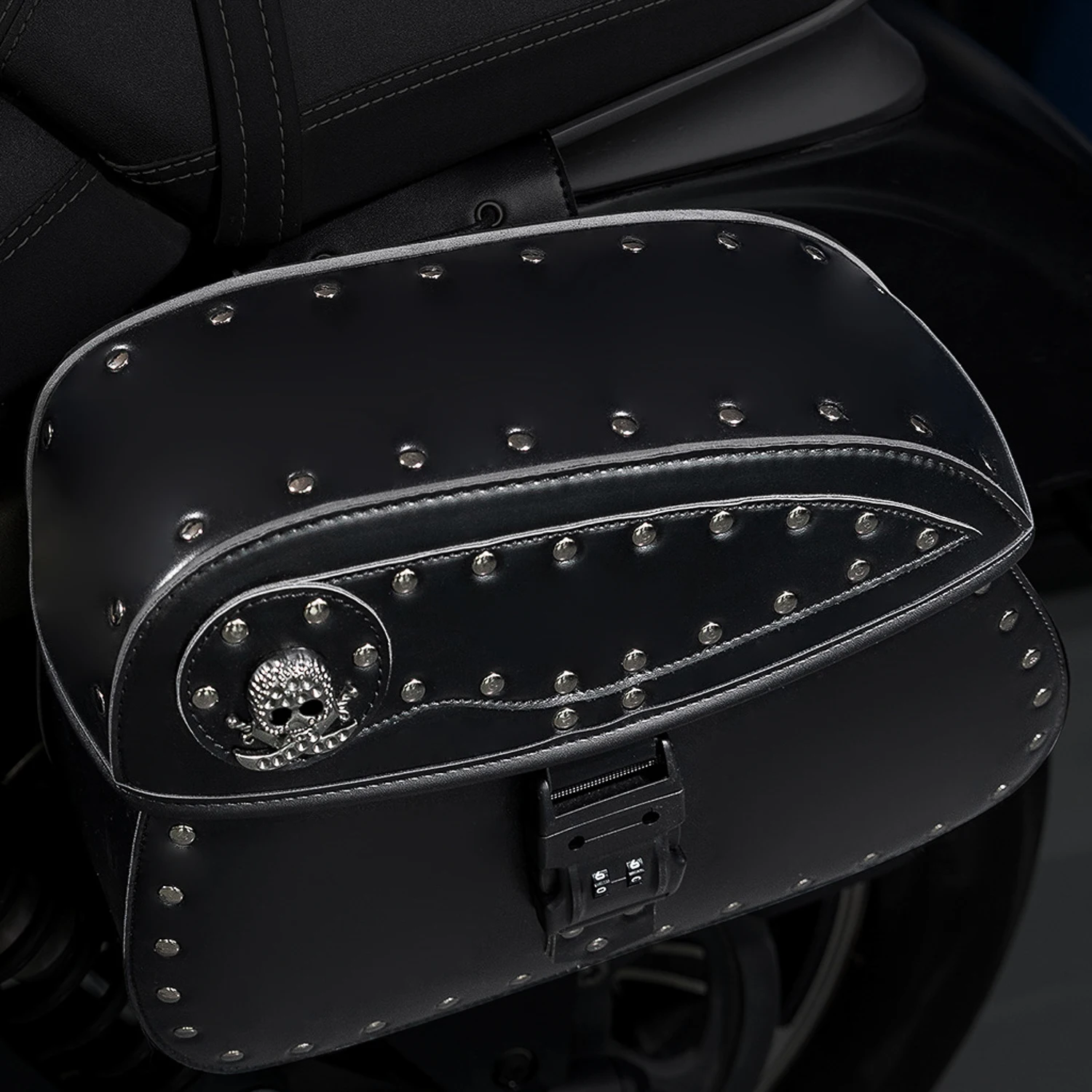 2pcs-motorcycle-saddlebags-skull-studded-side-luggage-bags-with-combination-lock-for-harley-chopper-cruiser-bobber