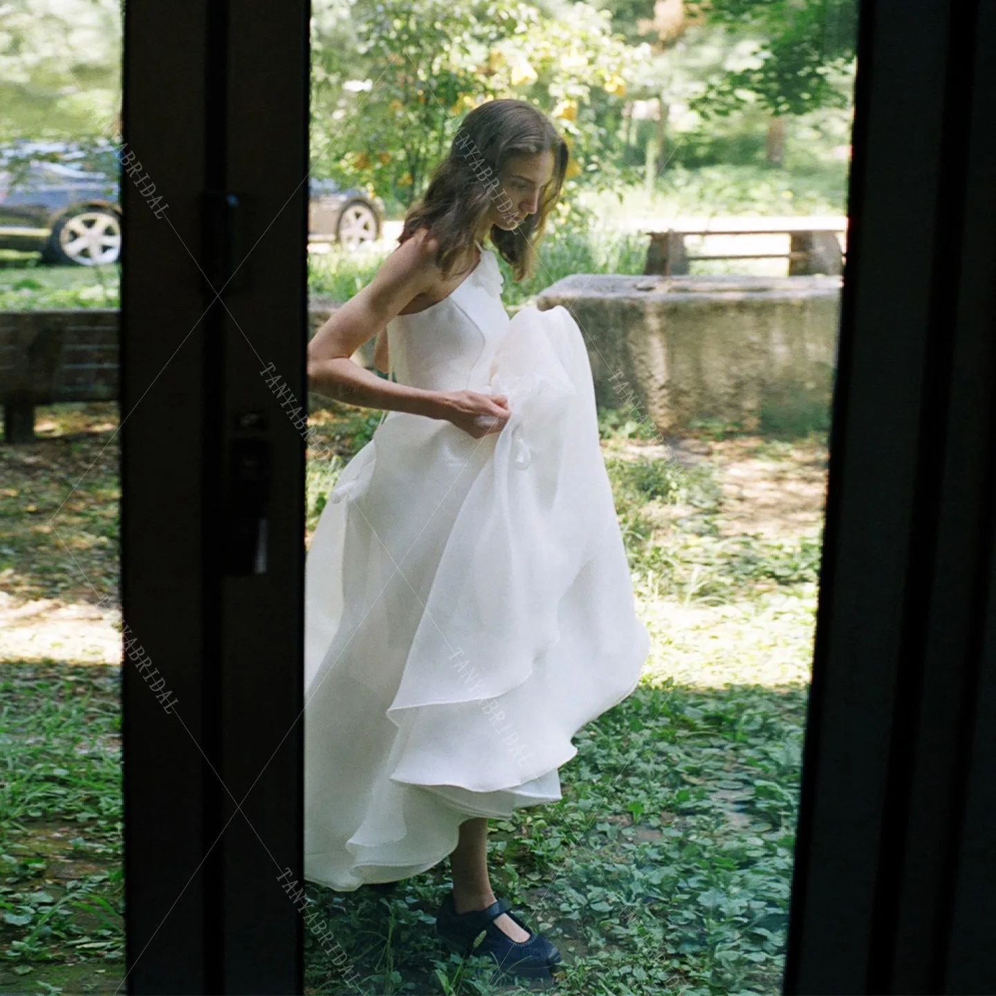 ชุดแต่งงานผ้าออร์แกนซ่าแบบผูกคอ แขนกุด ทรงเอ ยาวถึงพื้น ชุดเจ้าสาวโรแมนติก ชุดแต่งงานกลางแจ้งในสวน ชุดเจ้าสาว G4989