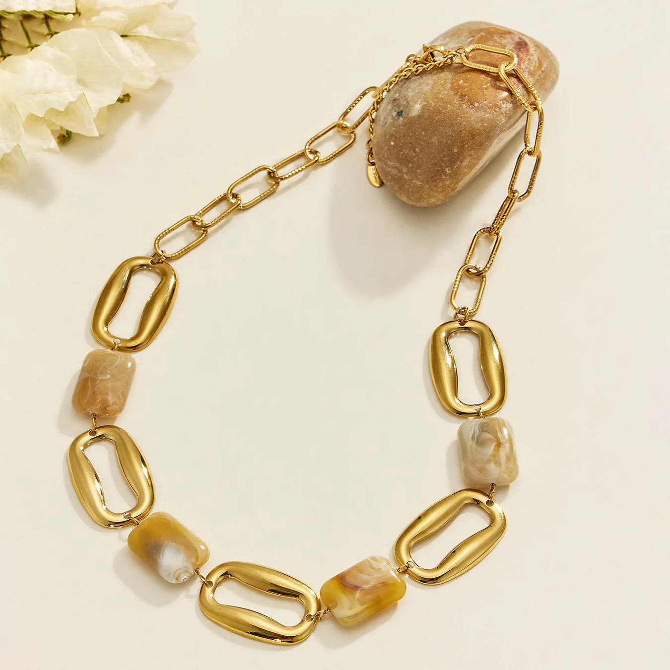 Chunky Statement-Halskette, 18k vergoldeter Edelstahl, Marmor-Harz-Verbindung, hohle ovale Gliederkette, Halsketten, Kragen-Schmuck – Detail 10