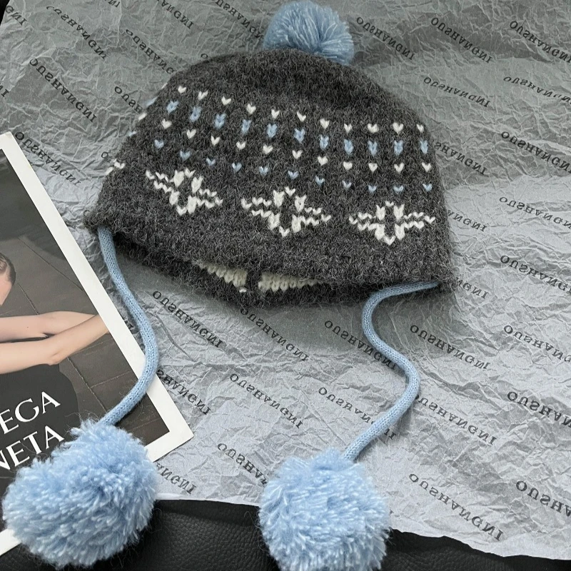 Japanische Fel Island Jacquard Pompon-Strickmütze für Damen, warme Wintermütze für Outdoor-Aktivitäten, Radfahren, Ohrenschutz, Bombermütze – Detail 4