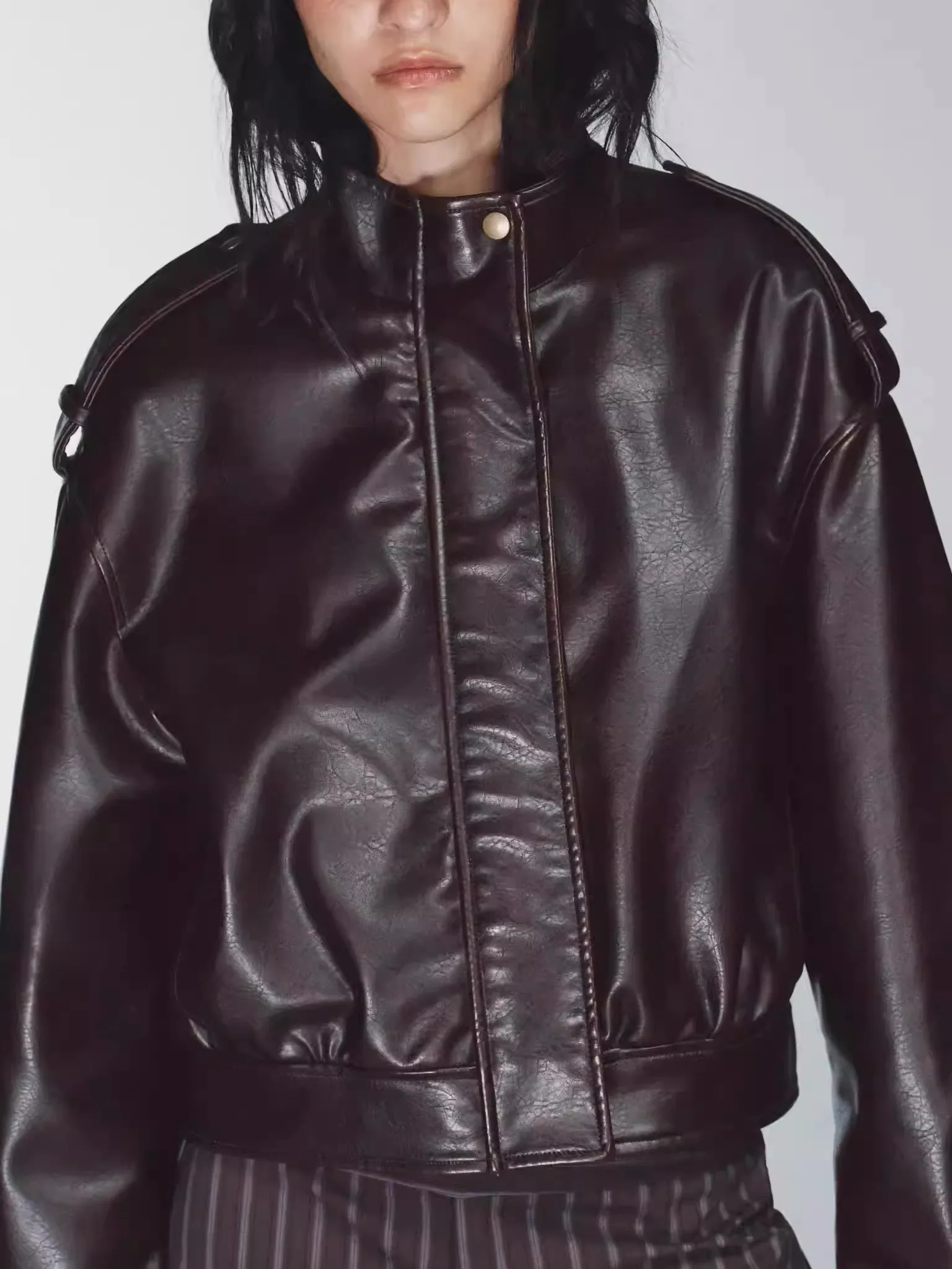 

Модная женская куртка с эффектом кожи, воротником-стойкой, длинными рукавами, новинка, зимняя верхняя одежда, с декоративными пуговицами, свободный крой, из искусственной кожи.