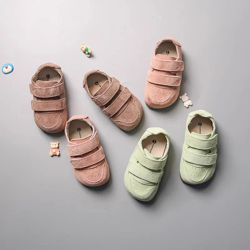 

Повседневные однотонные кроссовки для мальчиков и девочек на весну и осень, мягкие противоскользящие кроссовки из искусственной кожи, хит продаж, новинка 2023 года, модные для малышей