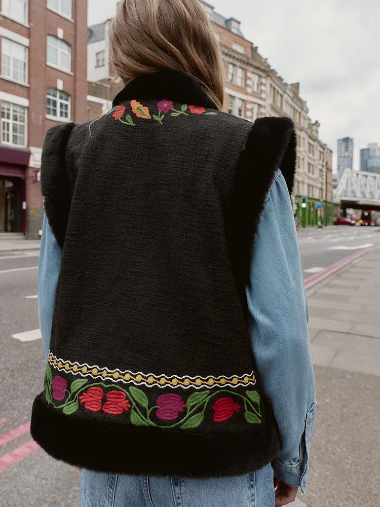 Faionable 2025 شتاء جديد وصول المرأة المطرزة تأثير الفراء الاصطناعي سترة العرقية المرحلة زي التصميم المرقعة العصرية