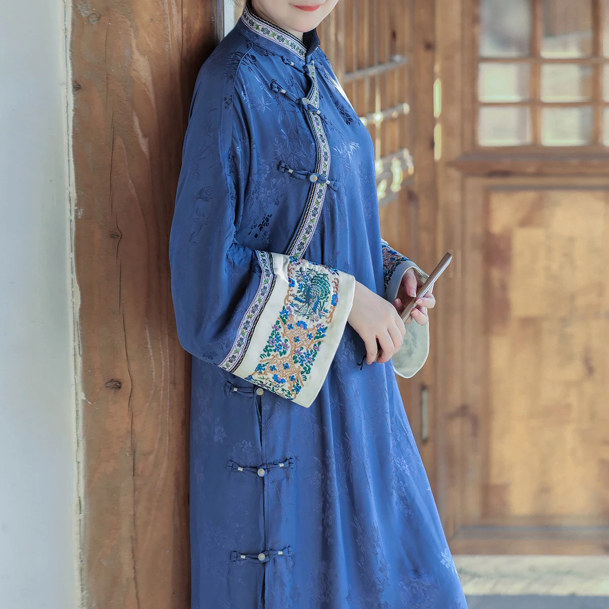 Lzjn vestido longo estilo chinês de seda-algodão para primavera e outono com bordado palácio solto e elegante para camadas 2025