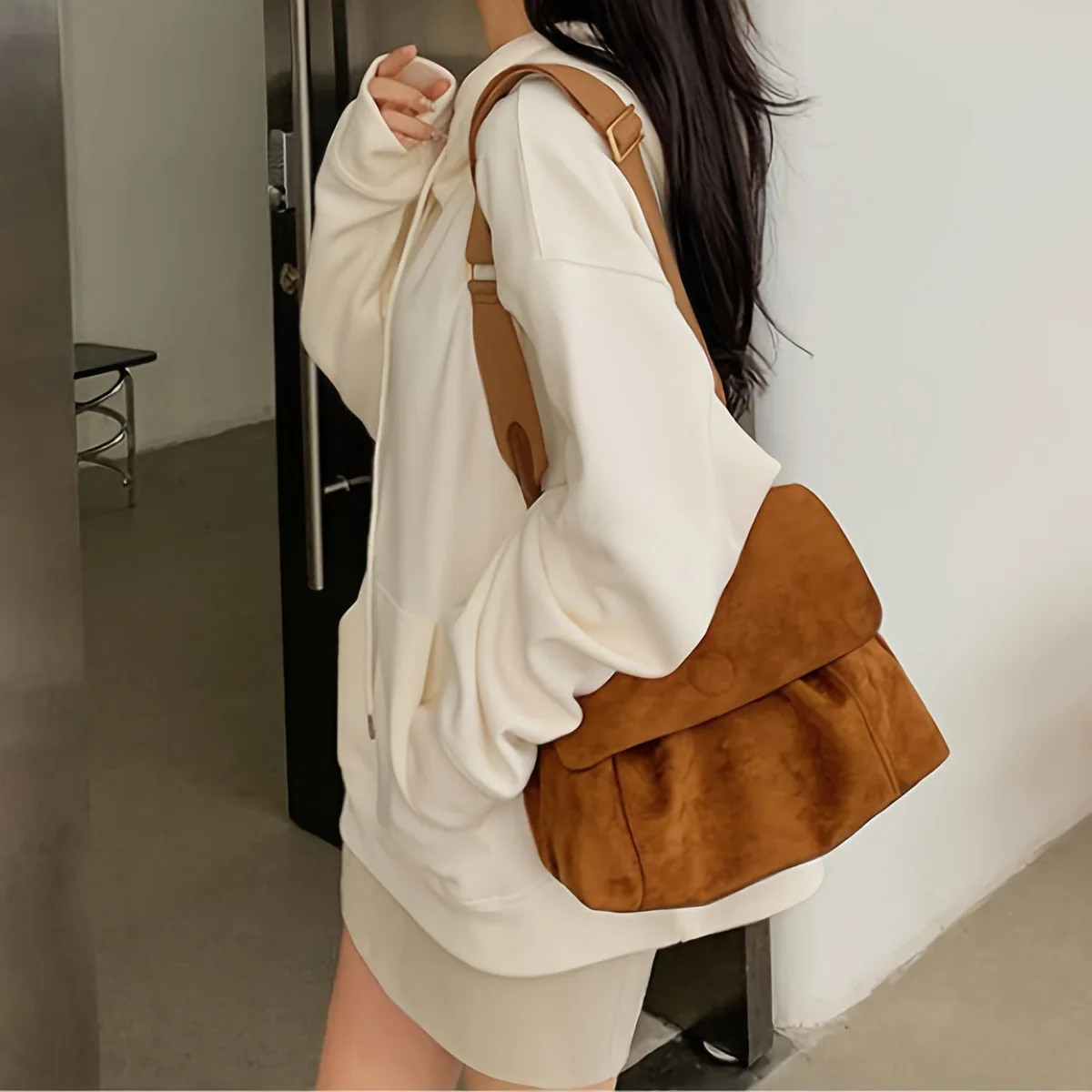 

Suede Leather Women's Shoulder Bag Magnetic Button Messenger Bag Large Capacity Work Outing Velvet Tote Bag for Women Daily Use