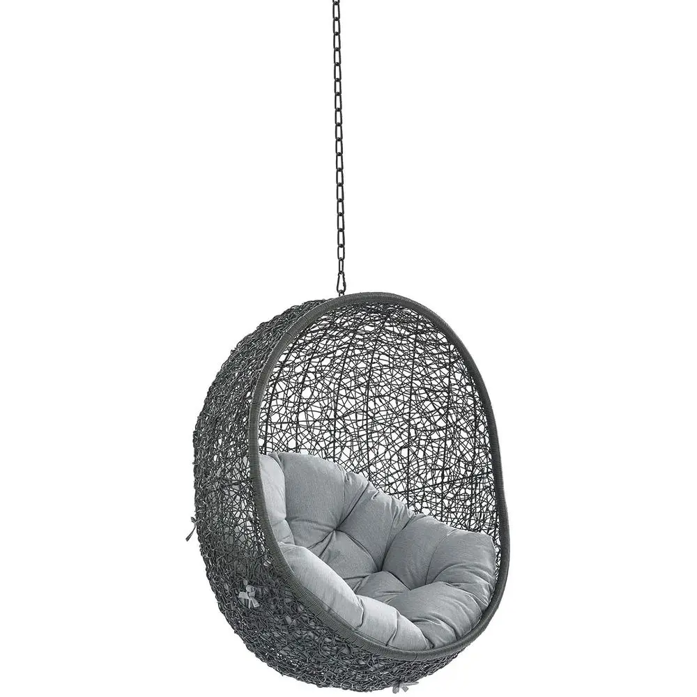 

Серое плетеное кресло-качалка из ротанга со стальными цепями для патио