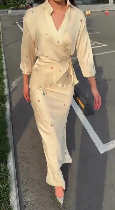 بقعة الملابس النسائية 2025 نمط جديد مزاجه المألوف أنيقة الساتان بأكمام طويلة الدانتيل يصل نصف تنورة