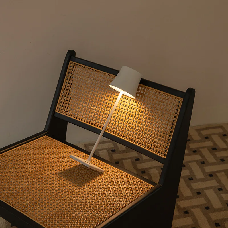 Lampada da tavolo nordica in metallo lampada da tavolo creativa per la decorazione del Bar del ristorante lampada da tavolo per la protezione degli occhi con ricarica Wireless della camera da letto