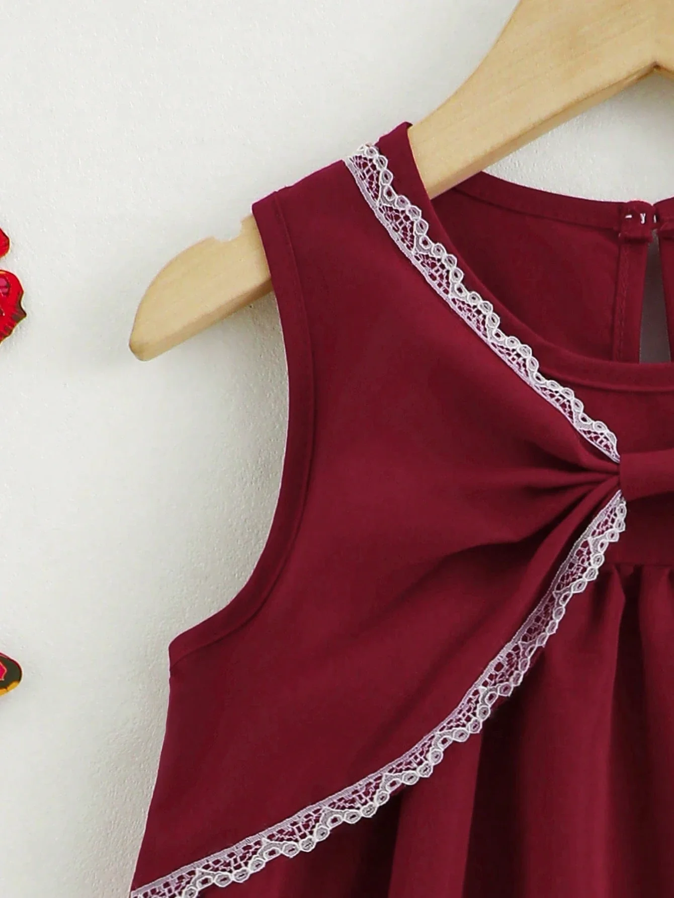 

Бордовое летнее женское платье А-силуэта без рукавов с кружевной отделкой и бантом