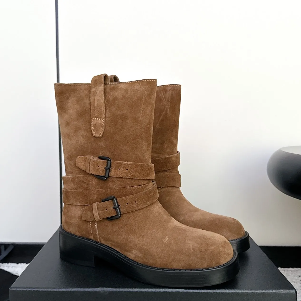 

Women's Suede Leather Ankle Boots Flat Sole Elegant Minimalist Retro Style Fashionable and Comfortable for Everyday Outfits