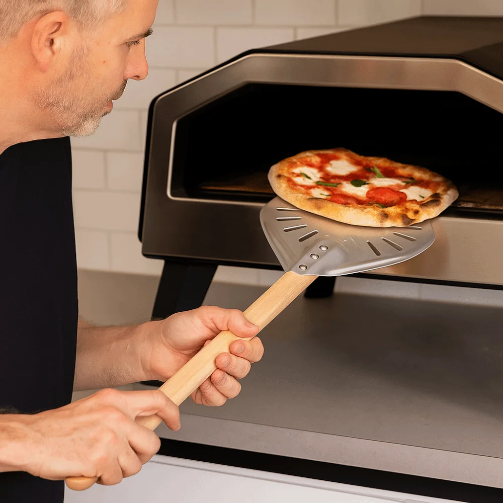 Pá giratória para descascar pizza, 7/8 polegadas, cabo de madeira, panqueca perfurada, turner de pizza, antiderrapante, alumínio, pá de pizza, acessórios para forno
