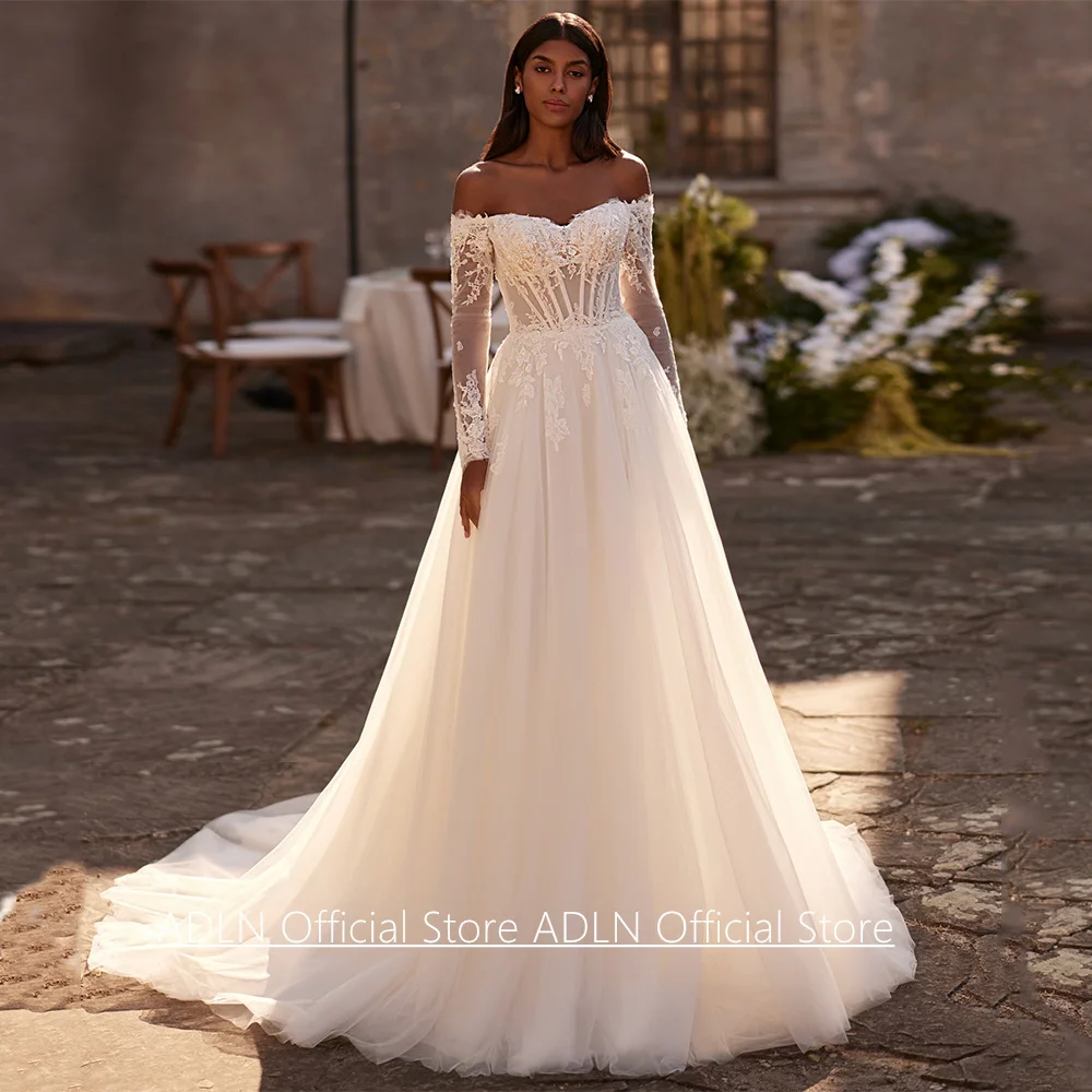 

Свадебное платье на заказ для невесты: элегантное, с V-образным вырезом, длинными рукавами, пайетками, аппликациями, шлейфом и корсетом