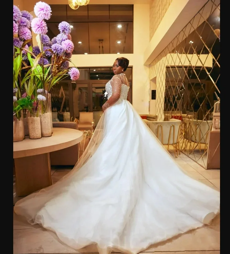 맞춤형 하이넥 반짝이는 크리스탈 비즈 웨딩드레스 신부용 롱 슬리브 브라이덜 가운 탈부착 가능한 스커트 포함