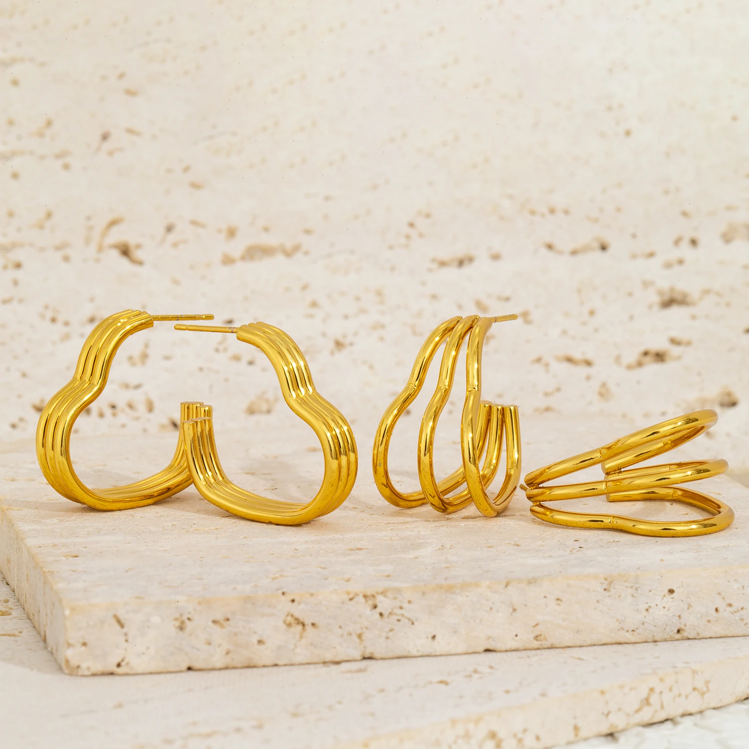 أقراط على شكل قلب للنساء - ستانلس ستيل مطلي بالذهب عيار 18 قيراط مضاد للحساسية - أقراط كلاسيكية بسيطة باللون الذهبي هدية