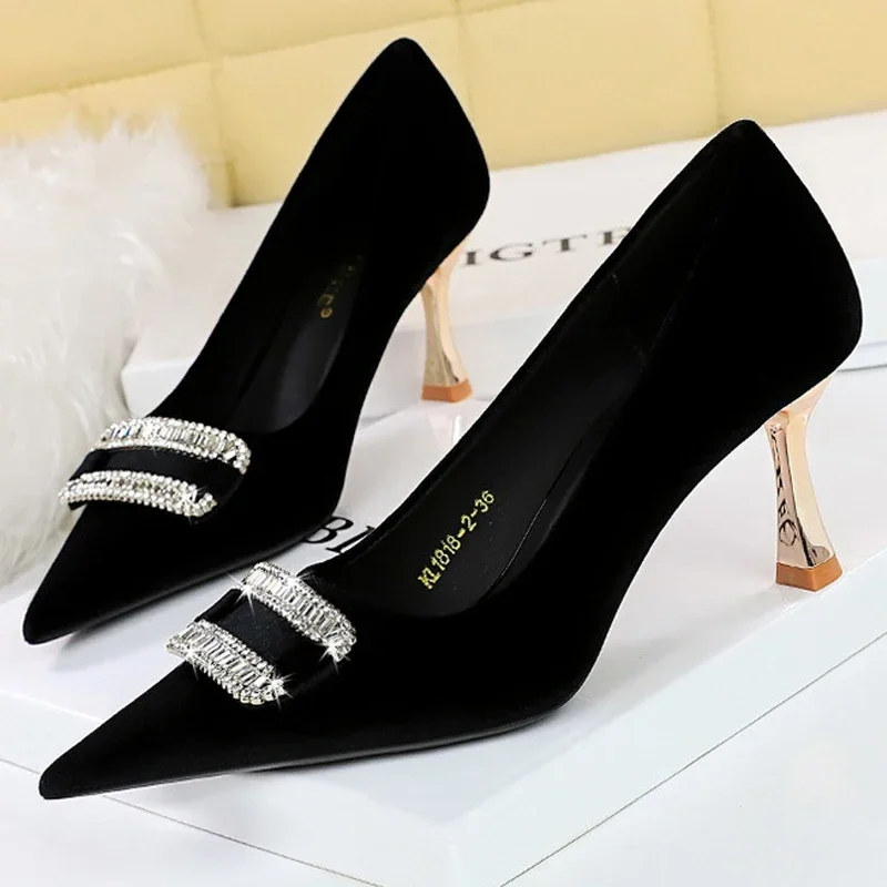 Kobiety 7cm Wysokie obcasy Sexy Rhinestone Buckle Pointed Toe Party Low Heels Pumps Lady Velvet Wedding Evening Bling Crystal Shoes