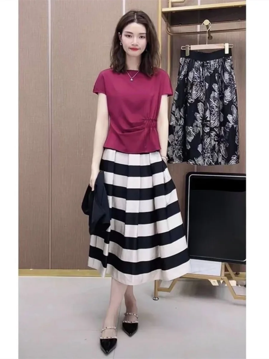 

Женский летний комплект из двух предметов: приталенная футболка с круглым вырезом и юбка в полоску (черно-белая)