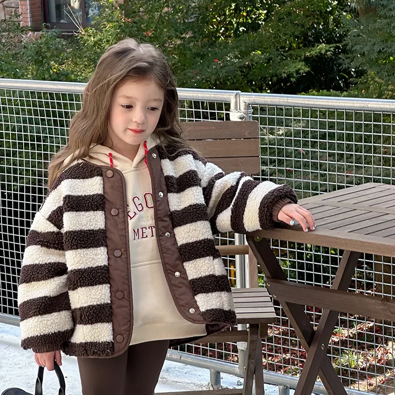 

Girls Coat 2024 Winter New Childrens Clothing Girls Baby Foreign Style Loose Two Sides Wear Striped Splicing Plush Coat Casual