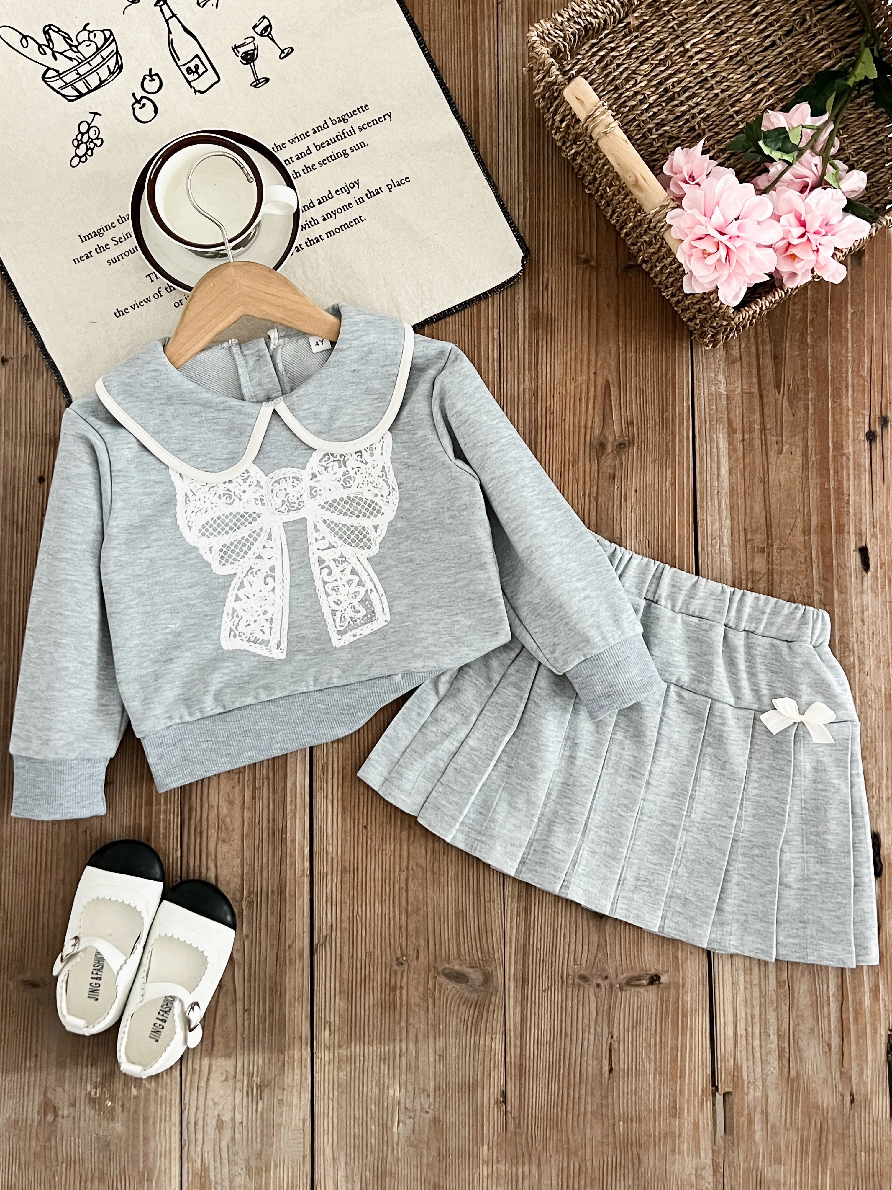 

Корейский костюм для девочек, осень 2026, новинка, милая кукольная толстовка с принтом и бантом + плиссированная юбка, одежда из двух предметов, модные комплекты