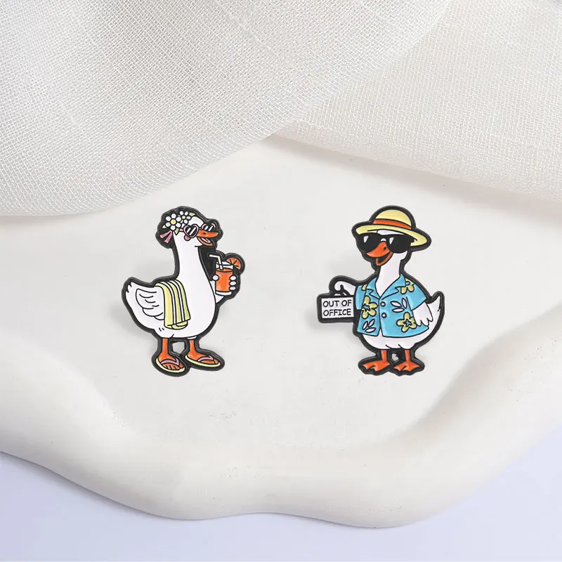 Lustiger Emaille-Pin „Gänse im Urlaubsmodus – Aus dem Büro“ – Firmenhumor-Brosche, Anstecknadel, Schmuckgeschenk für Freunde – Detail 6