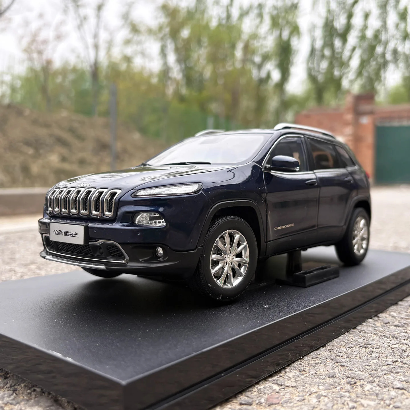 

Dealer Edition Car Model,1:18 Jeep Cherokee 2018,SUV 4X4,Paint Defect,Diecast Model for Collections,Display and Gift