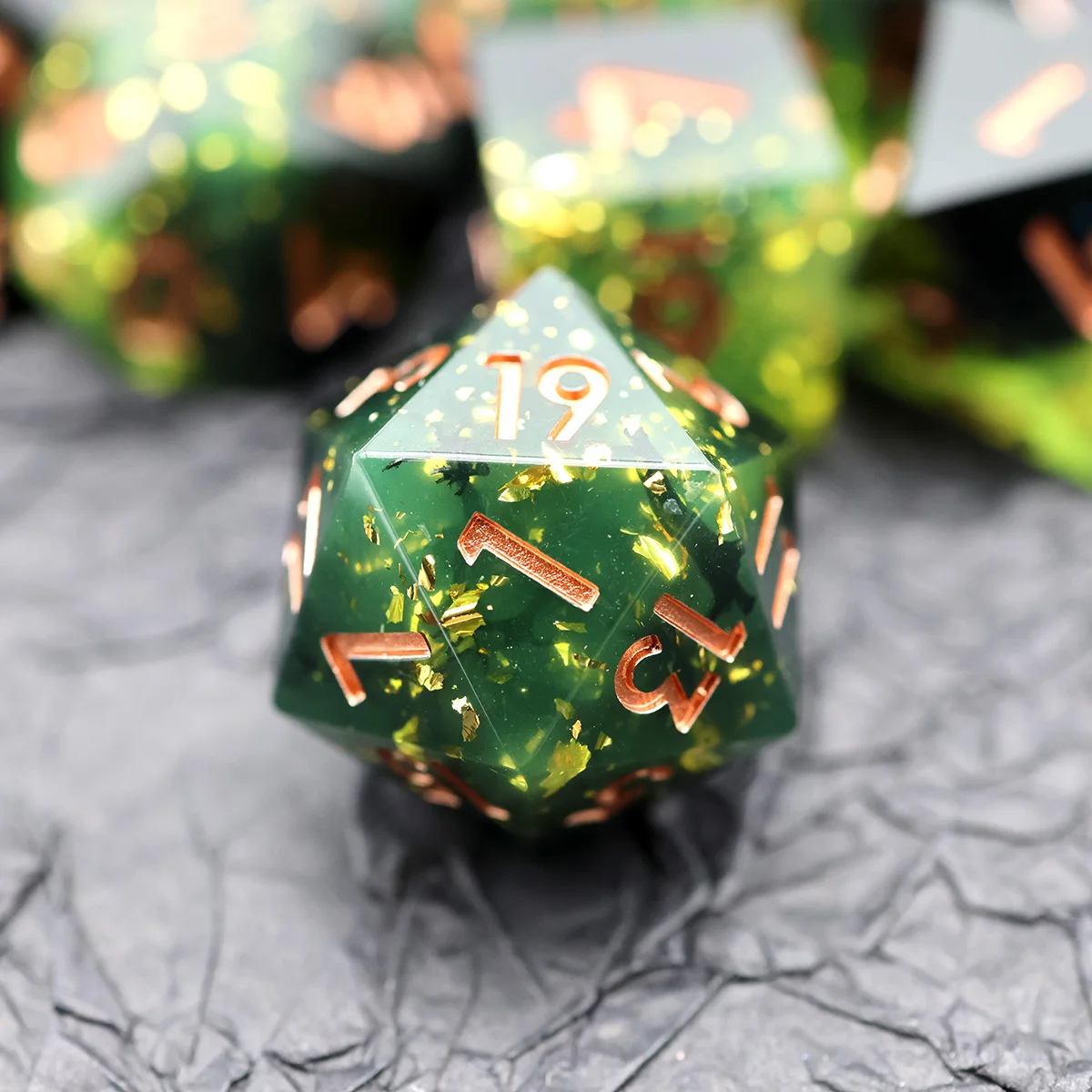 

Набор кубиков для DND ручной работы из смолы, с зеленым сердечником и мерцающей золотой бумагой, полупрозрачная текстура целлюлозы, кубики для ролевых игр - N7