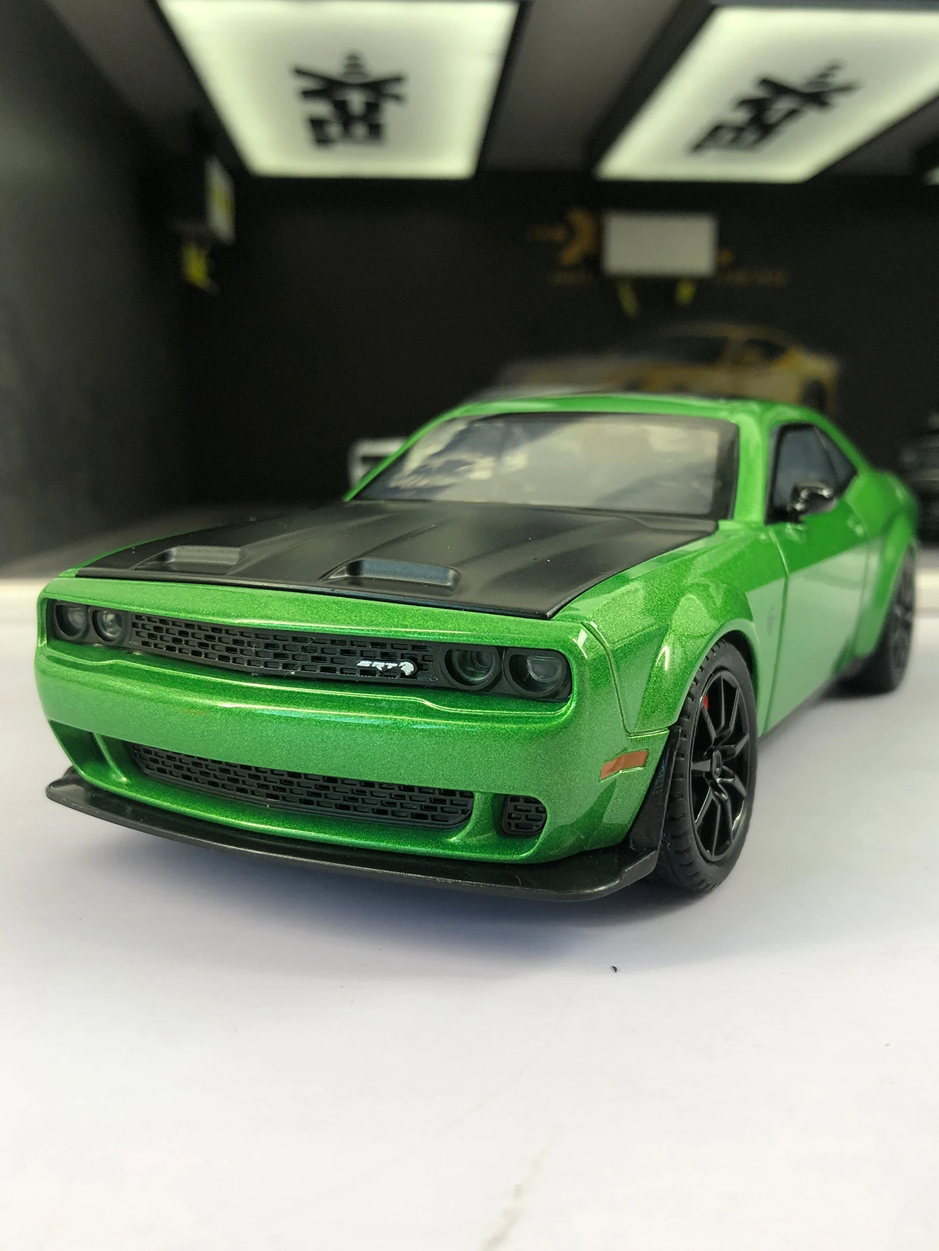 

1:24 имитация модели купе из цинкового сплава, статическое украшение, металлический коллекционный подарочный автомобиль