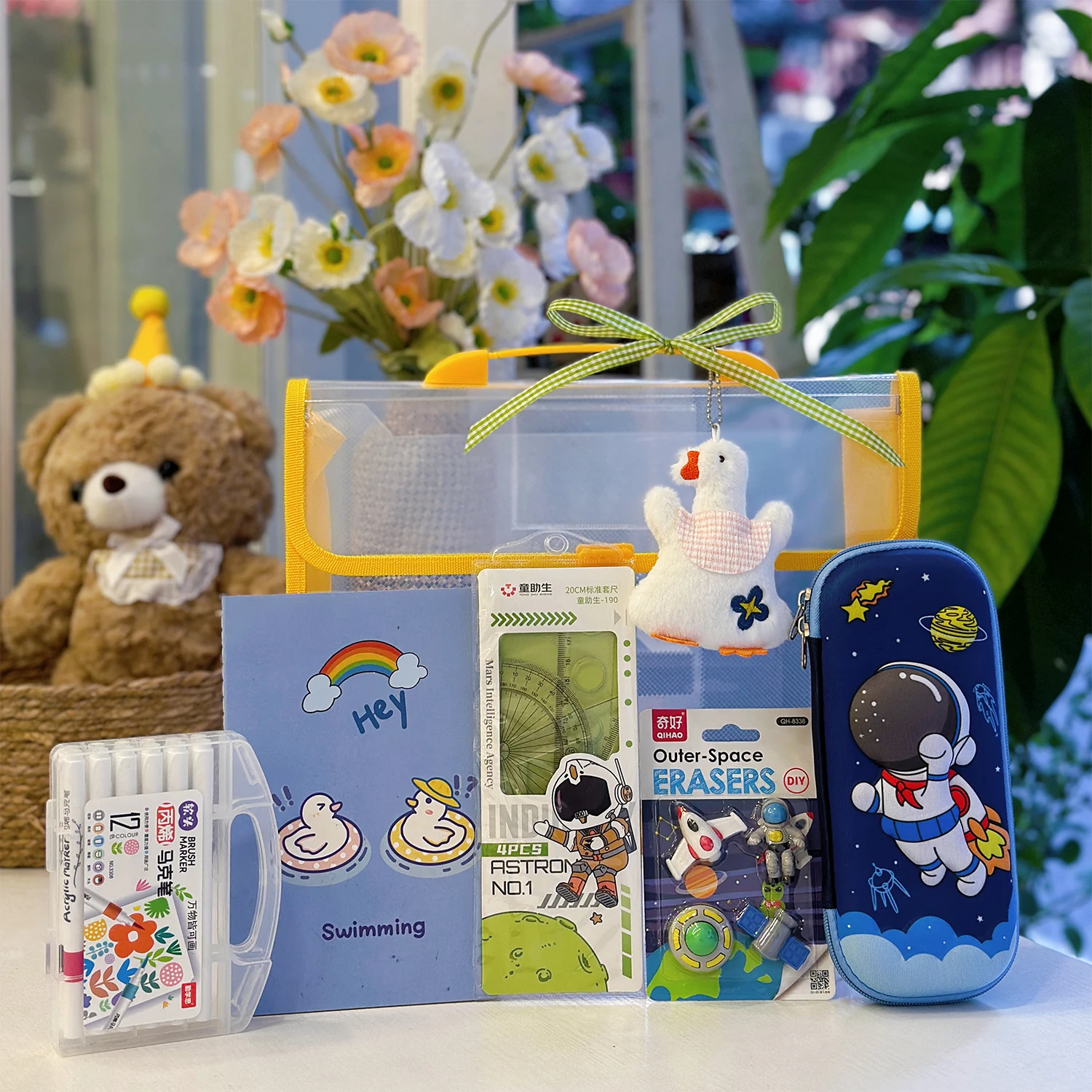 

Набор детских канцелярских принадлежностей в прозрачной сумке-тоут: пенал с космонавтом, маркеры, тетрадь, космические ластики и линейка
