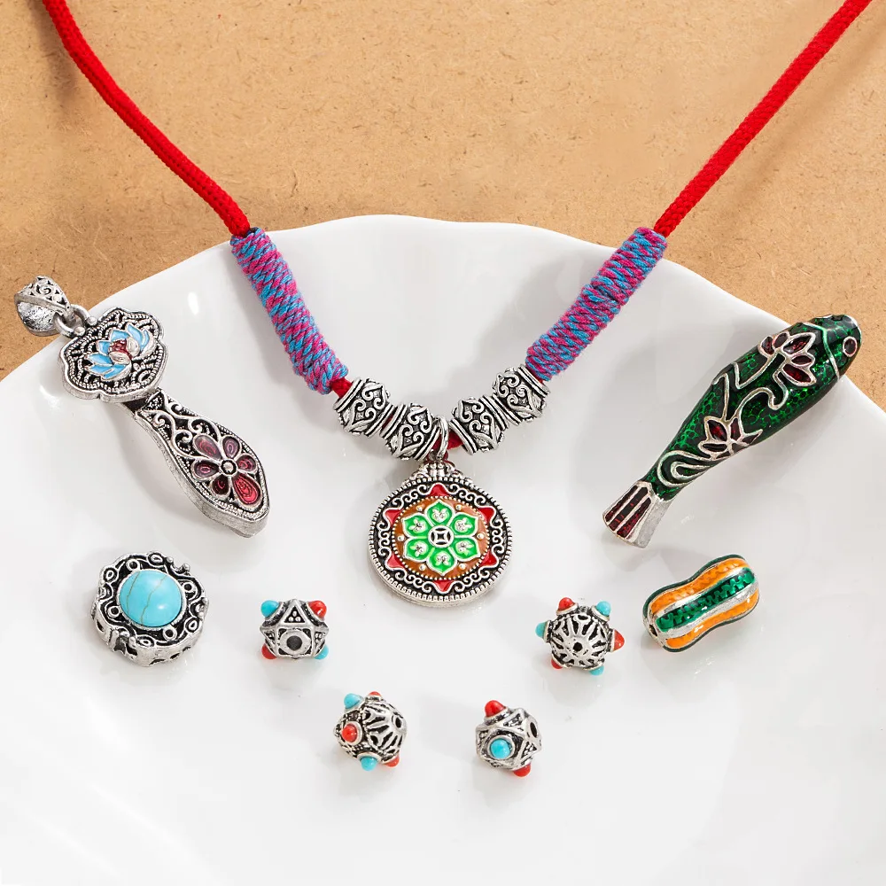 

Сплав с покрытием из настоящего антикварного серебра, аксессуарами, цветочными пластинами, бусинами-прокладками и свободными бусинами, аксессуарами для одежды своими руками.