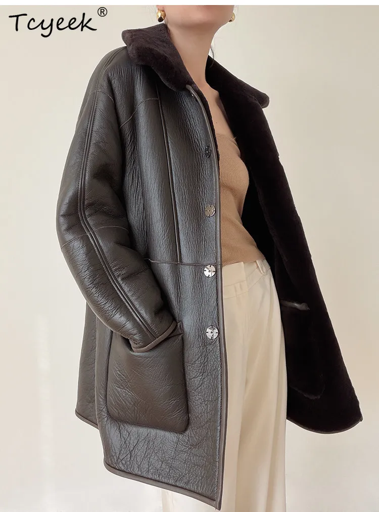 เสื้อแจ็คเก็ตหนังแท้ Tcyeek เสื้อแจ็คเก็ตฤดูหนาว ขนแกะเมอริโนแท้ เสื้อโค้ทผู้หญิง ปี 2025 เสื้อผ้าความยาวปานกลางสำหรับผู้หญิง