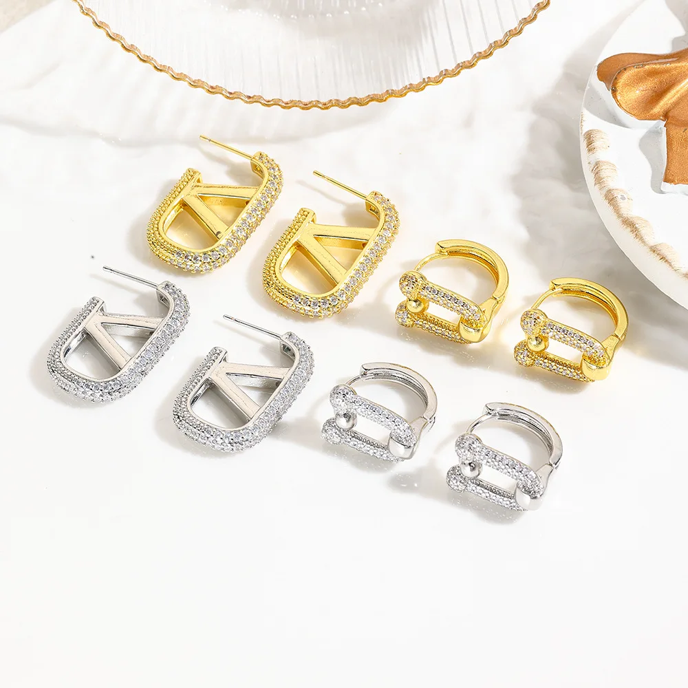 

European and American light luxury U-shaped horseshoe buckle earrings, ear buckles, cold retro letter V copper stud earrings