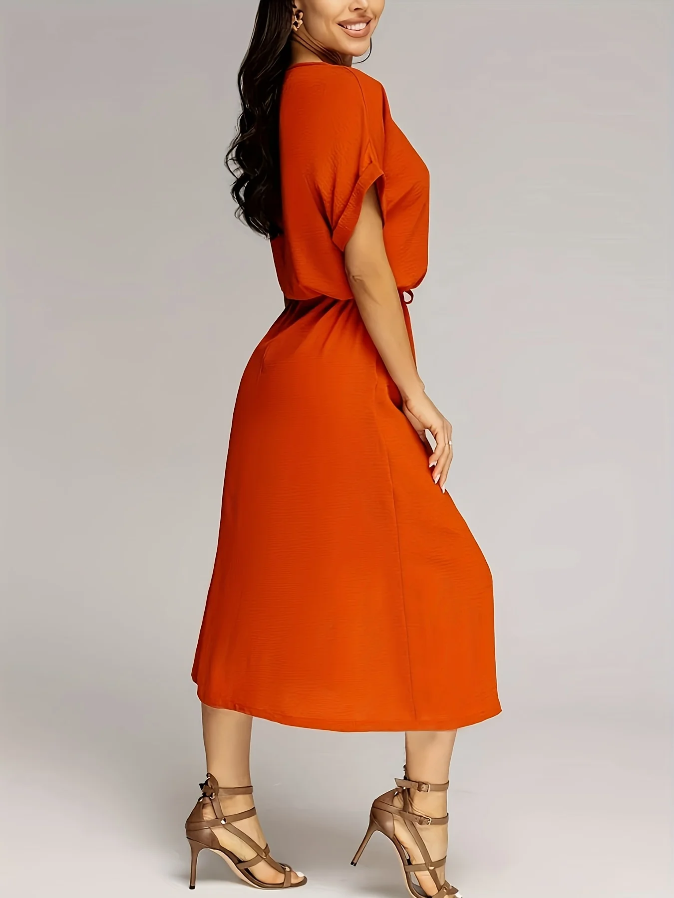 Nuevo vestido casual de longitud media con cuello redondo y cintura atada para vacaciones