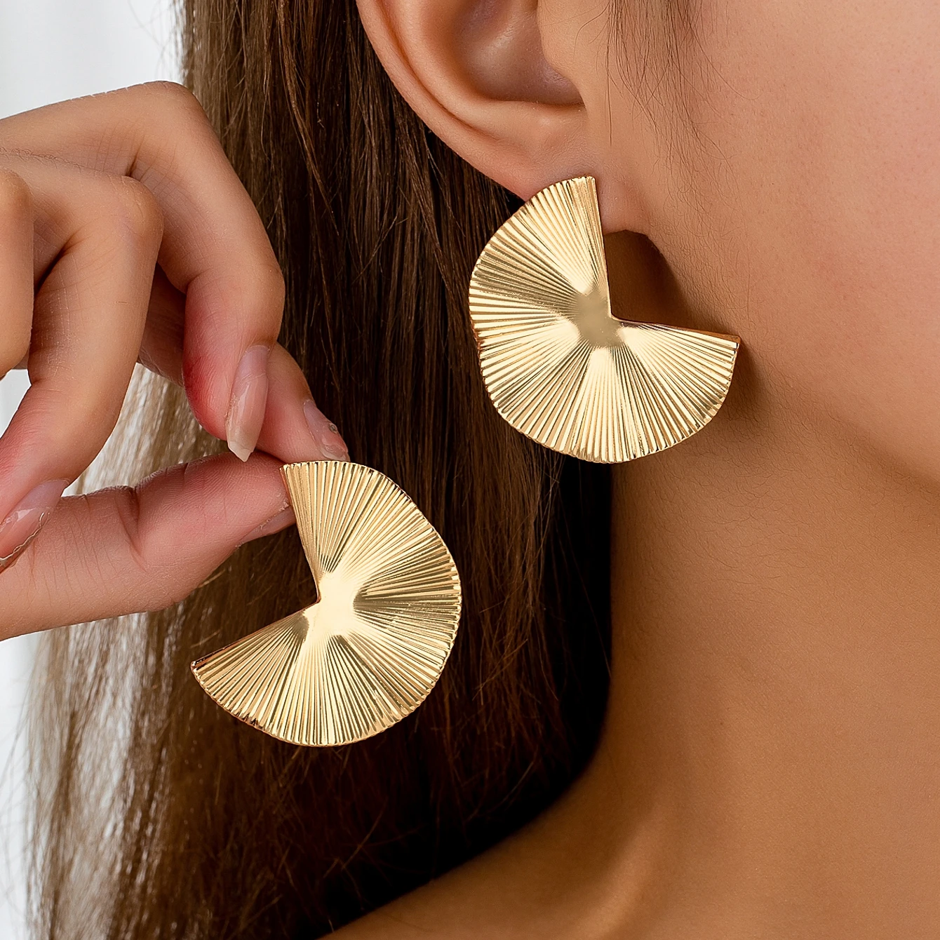 A Pair of Women's Earrings, Simple and Fashionable Fan-Shaped Earrings, Suitable for Daily Wear and Vacation Wear