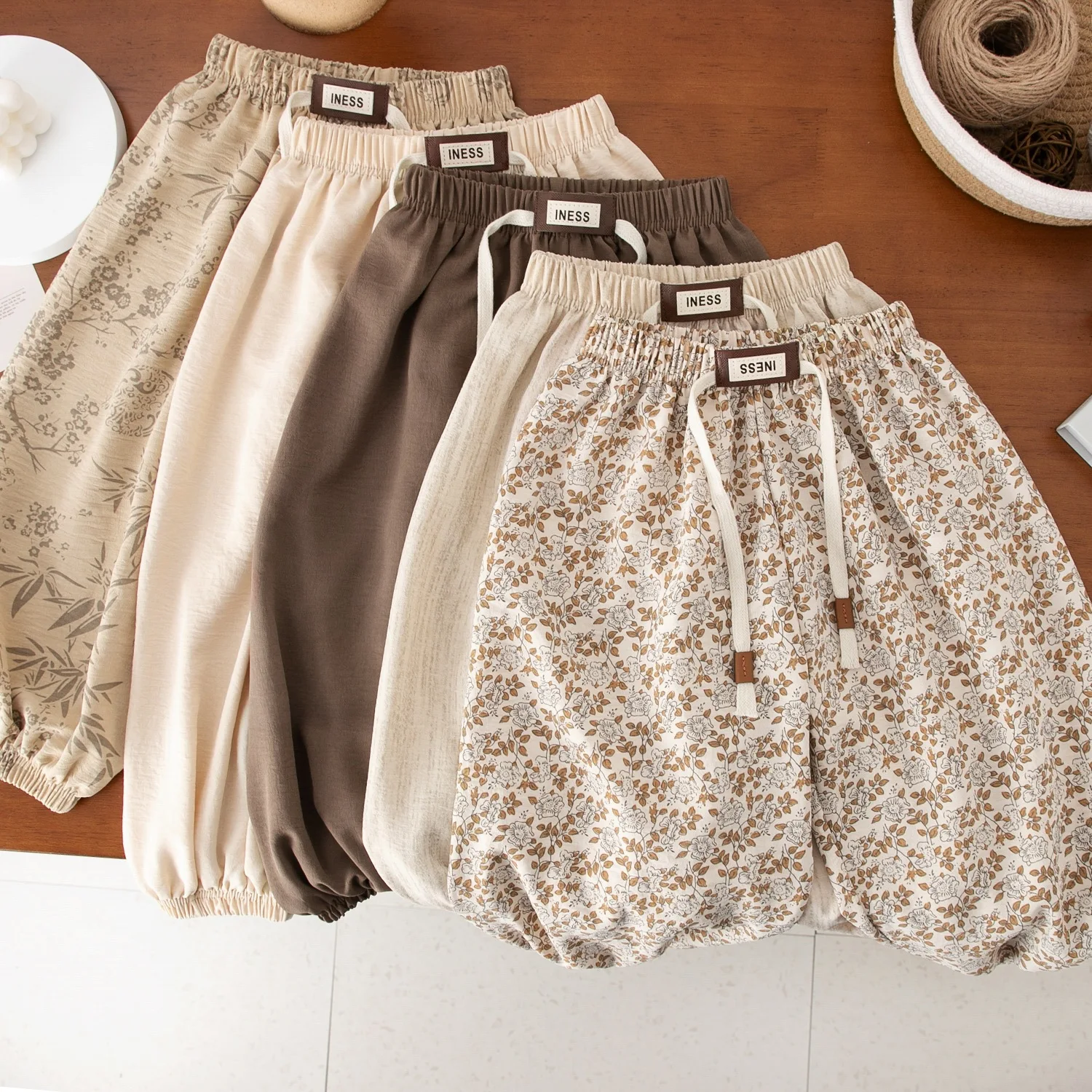 1-8 Jahre alte Kinderkleidung Blumendruck Haremshose Mode Bär lässig lose Kinderbekleidung Hose Jungen Mädchen dünne Hose mit weitem Bein