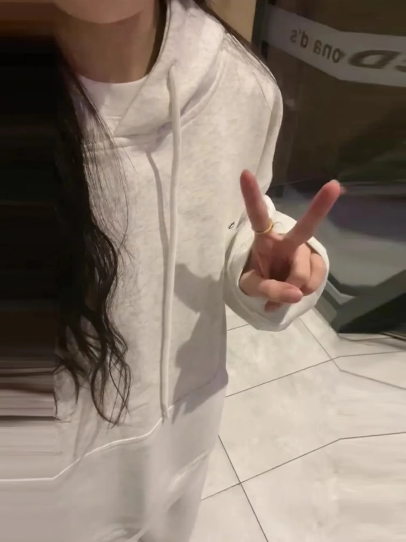 Giacca in felpa da donna Primavera e autunno Nuovo abito sportivo bianco-grigio Sottile con cappuccio Petite Nuova cerniera Casual Versatile set in due pezzi